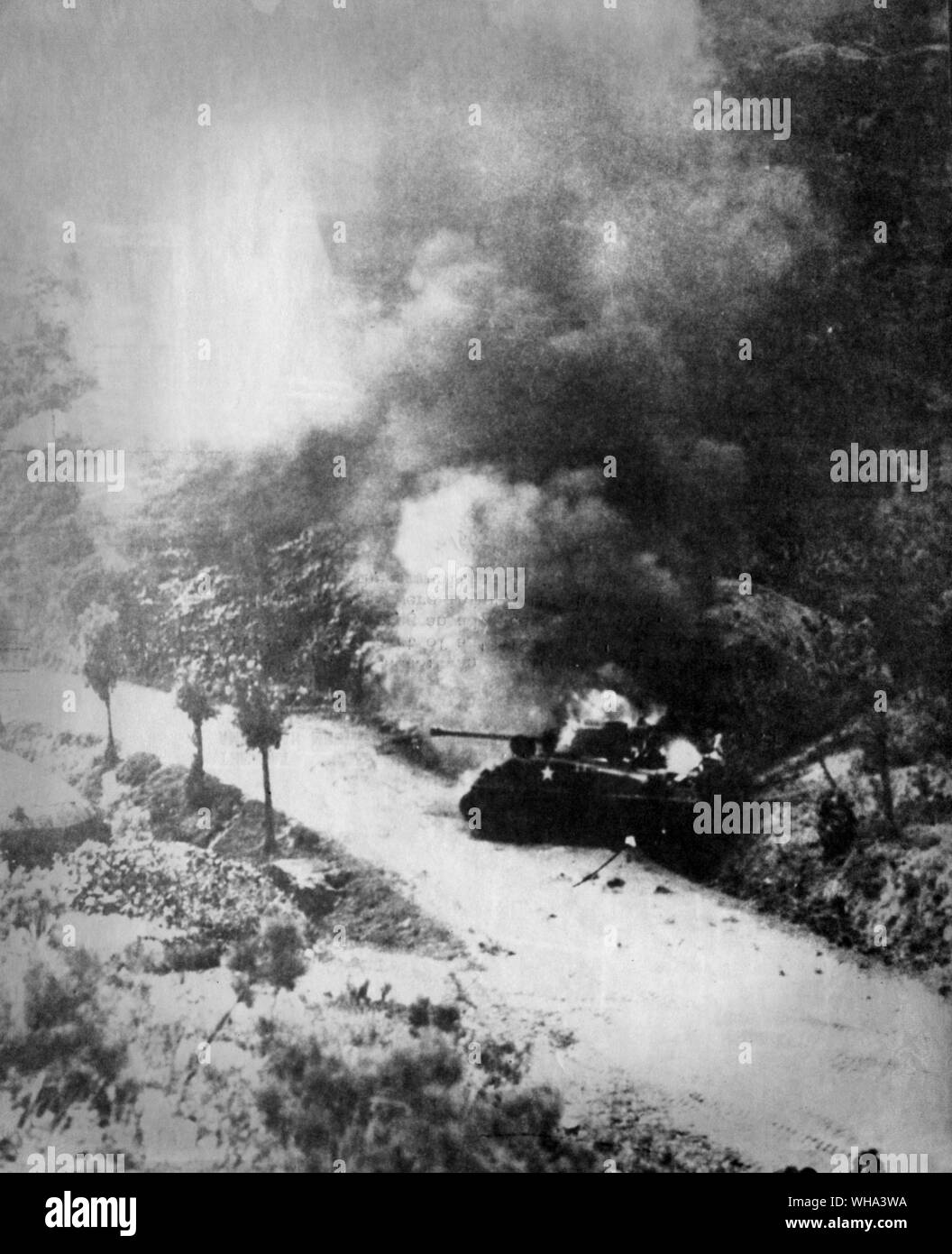 29 Août 1950 : Guerre de Corée. Un char moyen américain blazes après substitution, partie d'une configuration en série" de mines anti-char lors de la couverture d'une avance sur Chindong. Les membres de l'équipage de char ont été blessés mais entraînés eux-mêmes clairement avant les munitions sur le réservoir a explosé. Banque D'Images