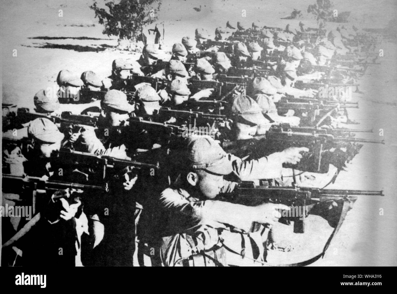 Août-Novembre1937/ Sino-Japan la guerre. Le Japon a envahi la Chine. Vue générale montrant un bataillon de troupes communistes chinois américain avec formation des mitraillettes Thompson. Banque D'Images