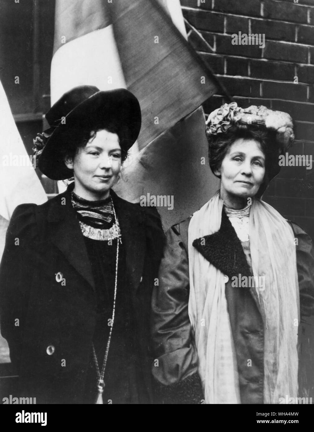 Pankhurst, Emmeline (née Goulden)  suffragette anglaise 1858-1928 avec sa fille. . . . . . . . Banque D'Images