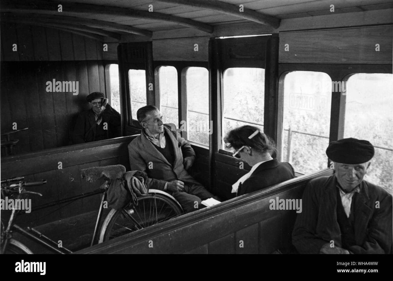 L'intérieur du train. Homme avec location . peut-être en France ? Banque D'Images