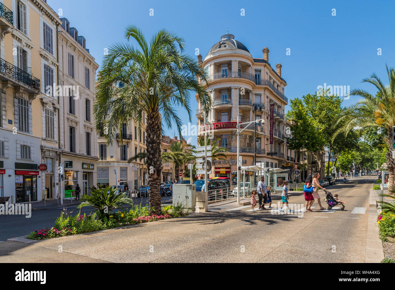 Une scène de rue dans la vieille ville du Suquet à Cannes, Alpes Maritimes, Côte d'Azur, French Riviera, Provence, France, Europe, Méditerranée Banque D'Images