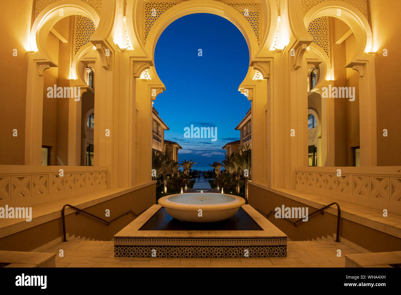 L'architecture arabe dans la nuit, l'île de Saadiyat, Abu Dhabi, Émirats arabes unis, au Moyen-Orient. Banque D'Images