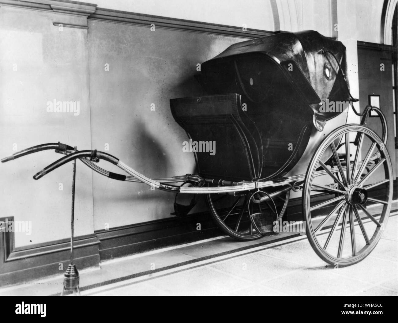 C Cabriolet 1830 . Un seul véhicule à roues deux horsed qui trouve son origine en France et est devenu populaire en Angleterre au début du xixe siècle. Le corps est suspendu à l'ECO et les ressorts du coude et une plate-forme est fournie derrière sur lequel se tenait un groom ou tiger.. Banque D'Images