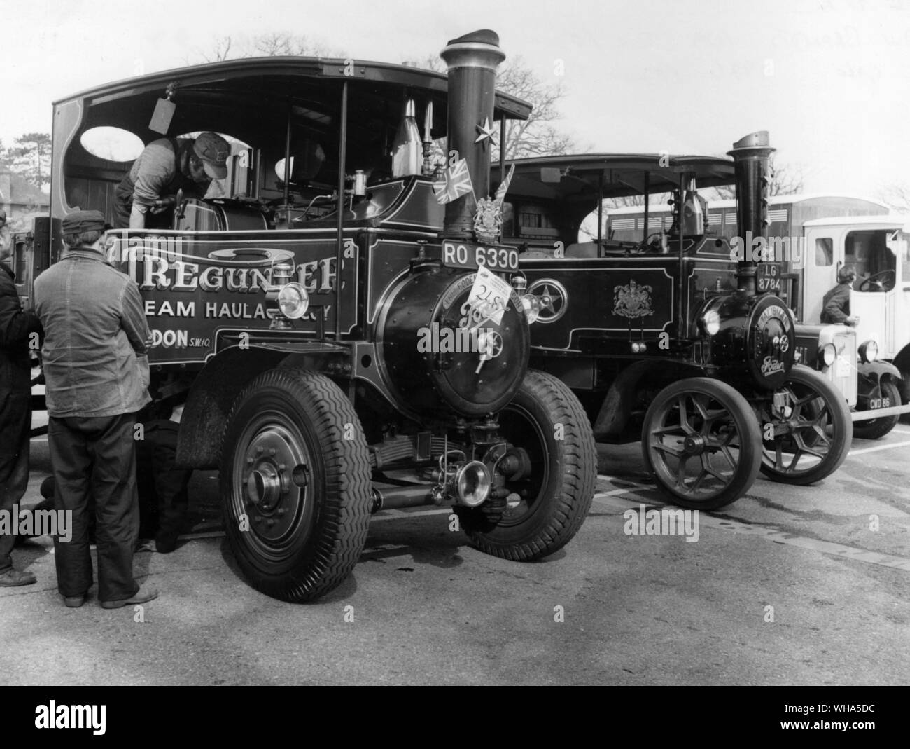 De gauche à droite. DW Brandts 1929 Vapeur Foden wagon. 1926 Tracteur Foden Banque D'Images