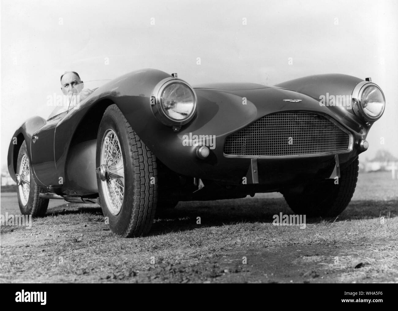 L'Avon Cordon rayonne pneumatiques montés sur cette Aston Martin DB3S assurant la sécurité dans des conditions de course. Elles résistent à la chaleur intense et de friction Banque D'Images