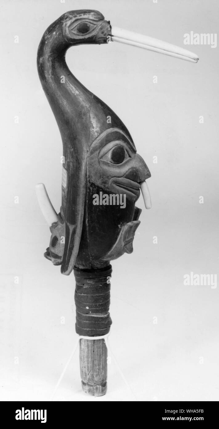 Les Indiens Haïda de l'Amérique du nord des îles de la Reine-Charlotte. Les chamans hochet avec la tête d'une grue Banque D'Images