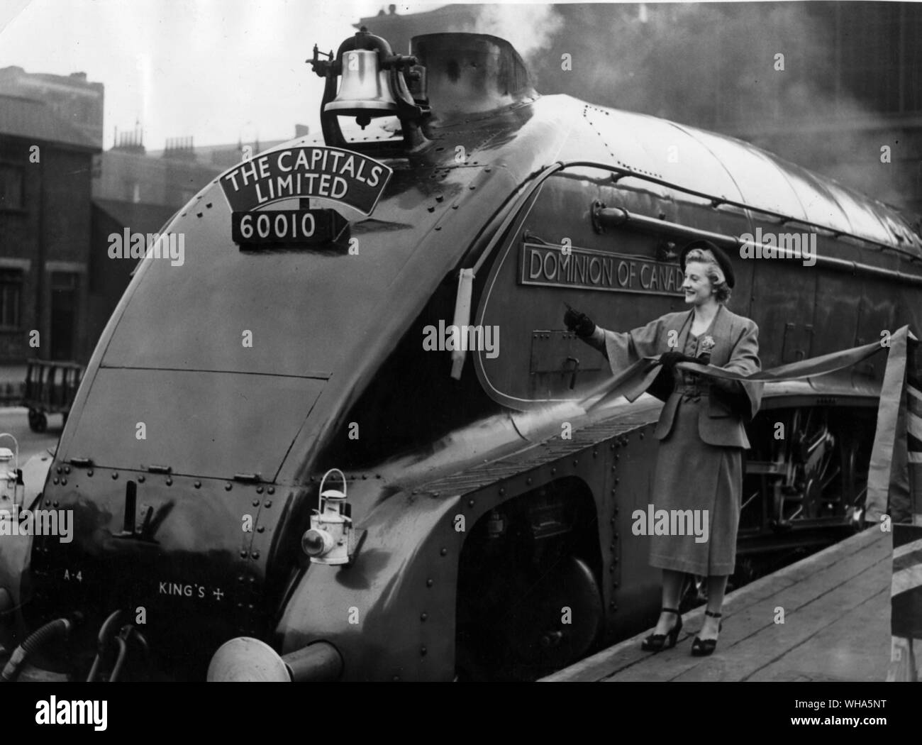 Londres à Édimbourg non stop Express train. Anne Crawford coupe le ruban. Les aménagements comprennent des entraîneurs et voiture salon buffet chers prix retraite avec un accompagnateur. 23 Mai 1949 Banque D'Images
