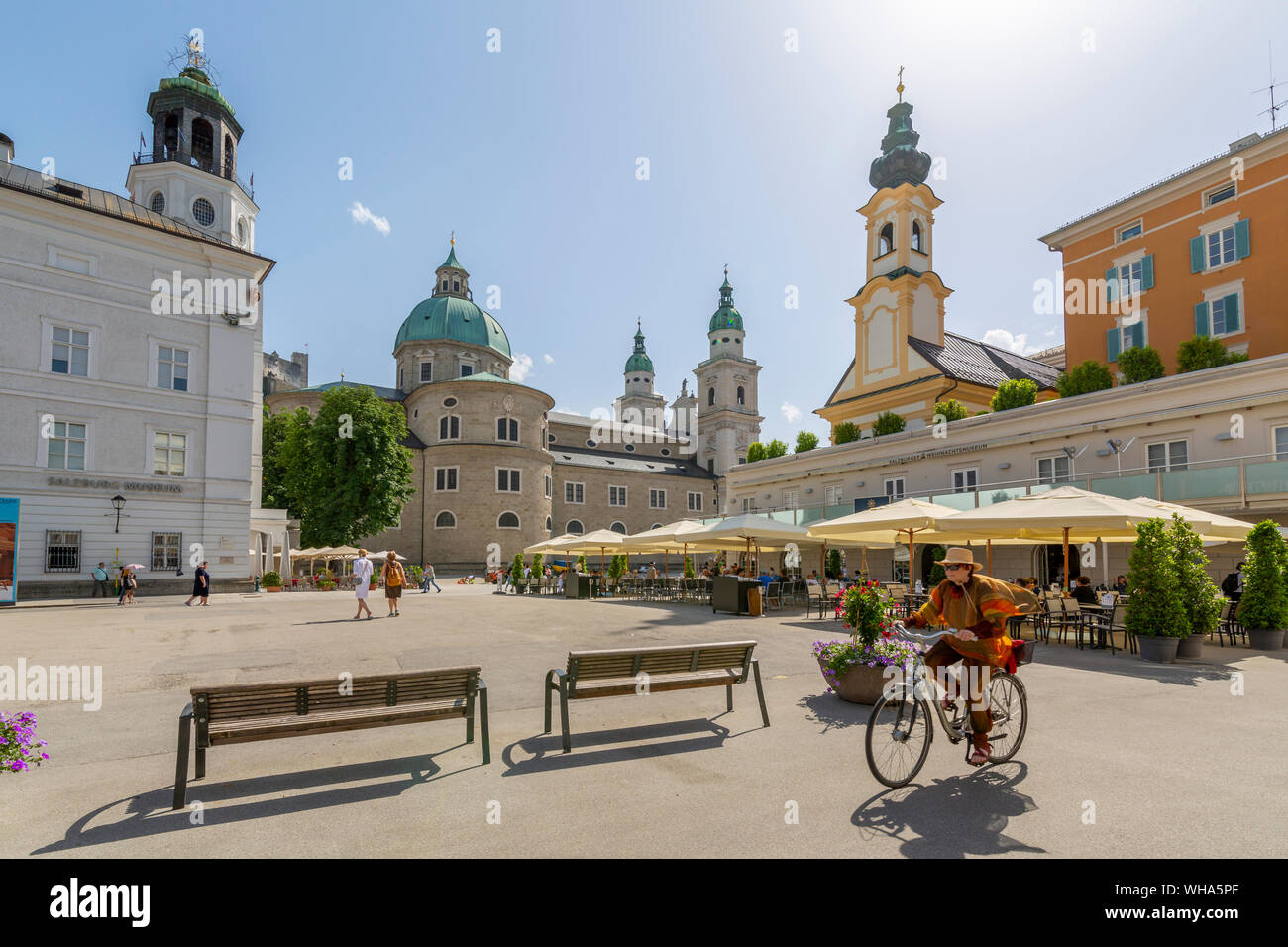 Avis de cycliste et cathédrale de Salzbourg dans Residenzplatz, Salzburg, Autriche, Europe Banque D'Images