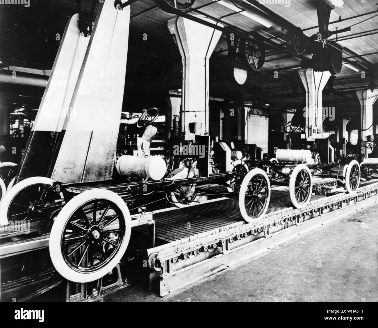 Ligne d'assemblage de l'usine de Highland Park . Les voitures sont 1913 'Ts' Banque D'Images