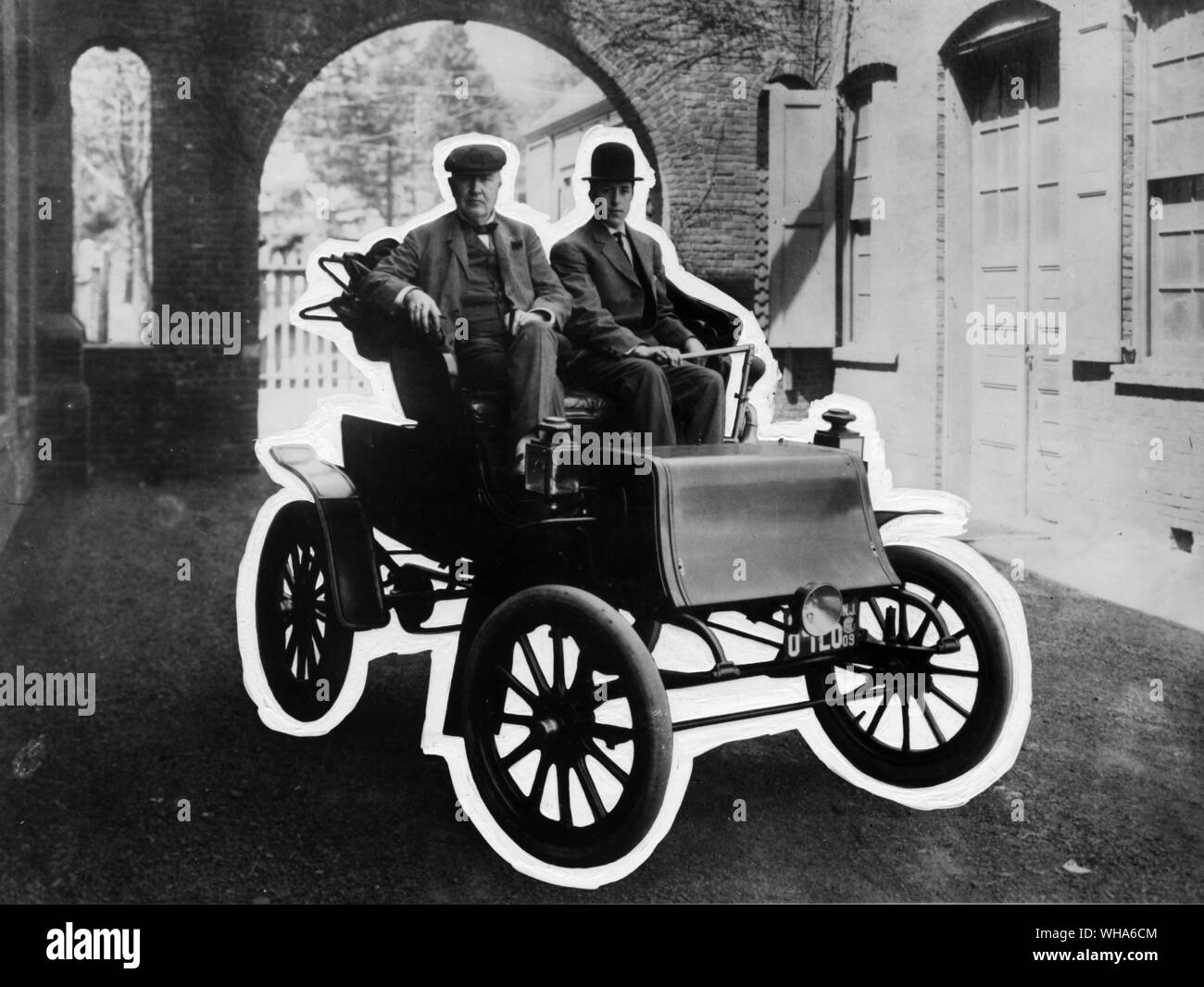 Thomas Edison et George Meister (secrétaire adjoint du laboratoire) dans Auto électrique 1909 Studebaker. Orange New Jersey Banque D'Images