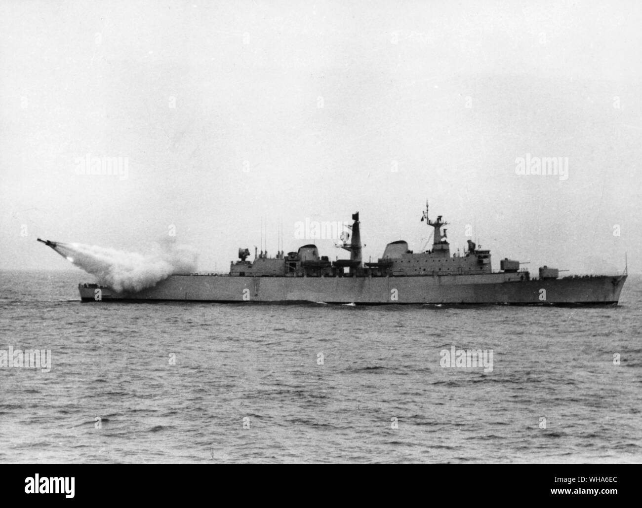 Premier essais Seaslug dans nouveau destroyer lance-missiles. Le HMS Devonshire durant les premiers essais du navire à moyen air arme guidée seaslug. Banque D'Images
