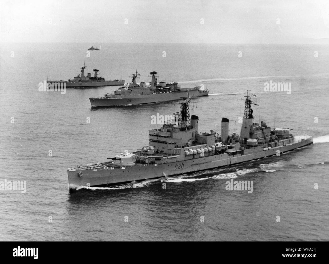 Visite de la Marine royale à 8 pays d'Amérique du Sud, Venezuela Équateur Colombie Pérou Chili Argentine Uruguay et le Brésil. En premier plan est le croiseur Tiger, centre est le destroyer lance-missiles de classe du comté de Londres, à l'arrière le HMS Penelope Chef la frégate de classe. Novembre 1964 Banque D'Images