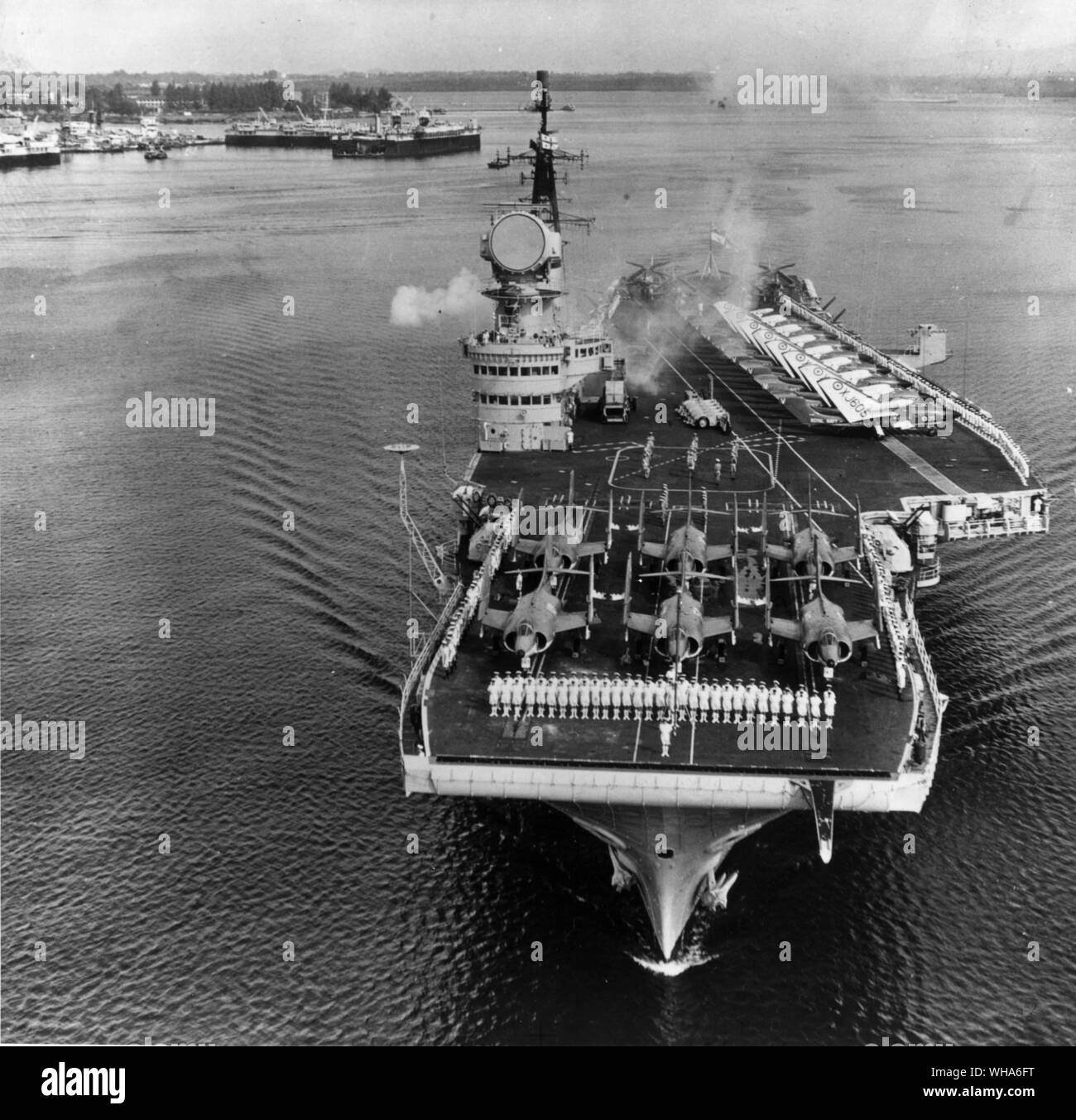 HMS Victorious, la société de l'envol de quitter Singapour pour Hong Kong. Sur le pont d'aéronefs : Mer Cimeterres Vixens et Bassan. Septembre 1961 Banque D'Images