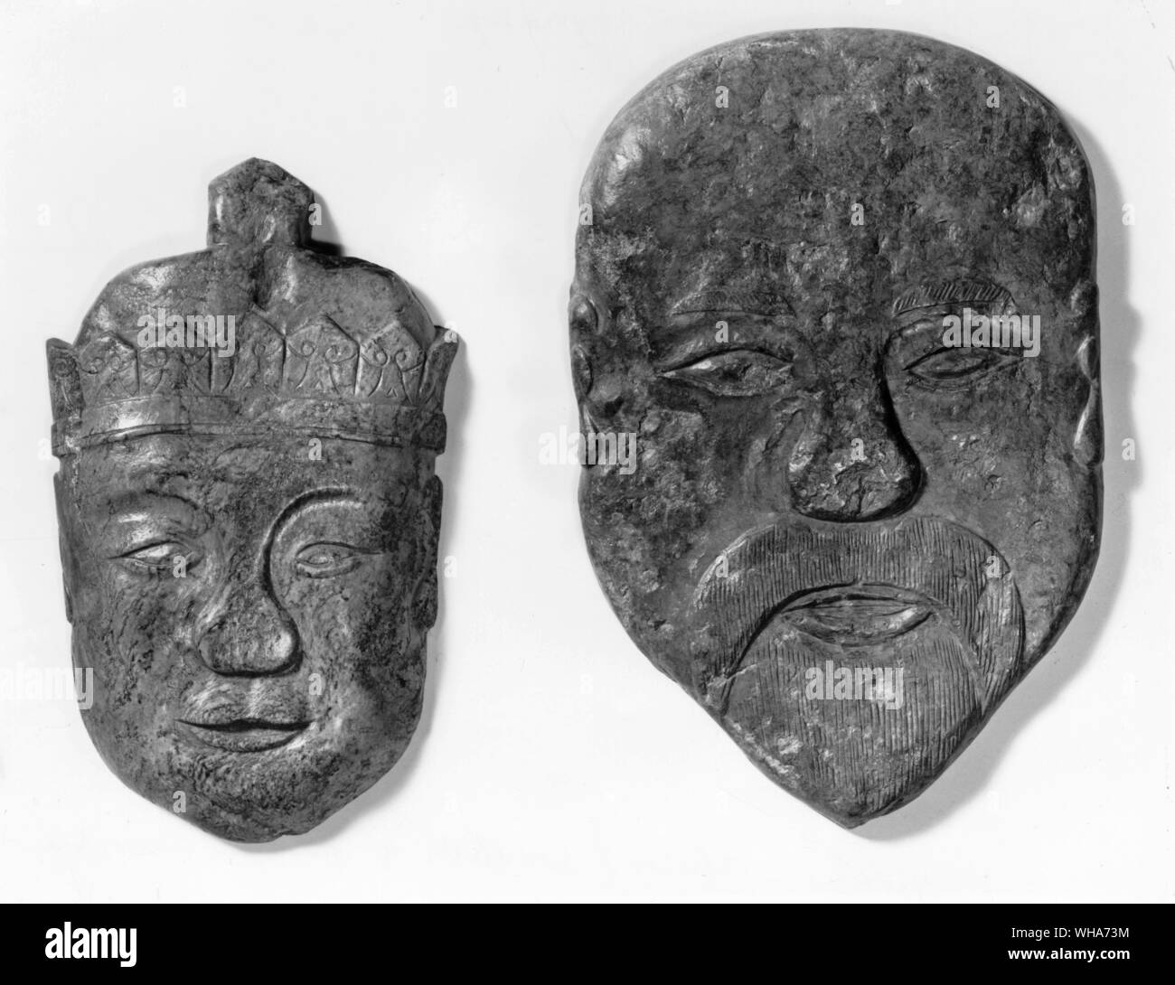 Deux sculptures de jade de têtes humaines éventuellement utilisés comme offrandes au temple de la dynastie des Han 200AD. répliques / survivances du sacrifice humain Banque D'Images