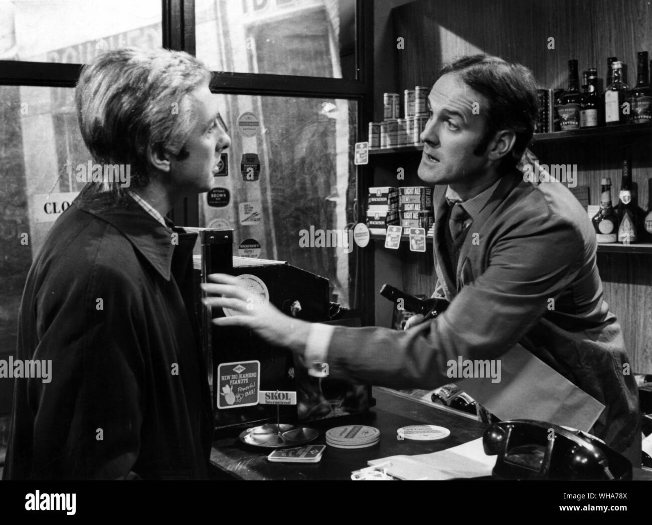 Monty Python's Flying Circus. Eric Idle et John Cleese dans une séquence hilarante . 17 avril 1972 Banque D'Images