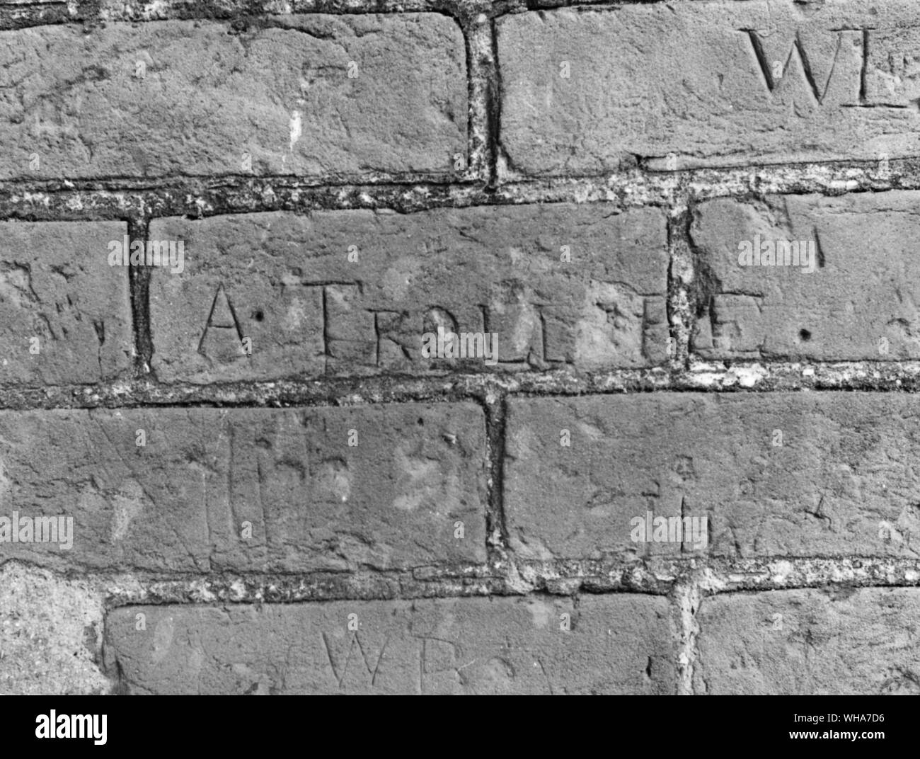 Par Anthony Trollope Inscription de son nom sur le mur de Winchester College Banque D'Images