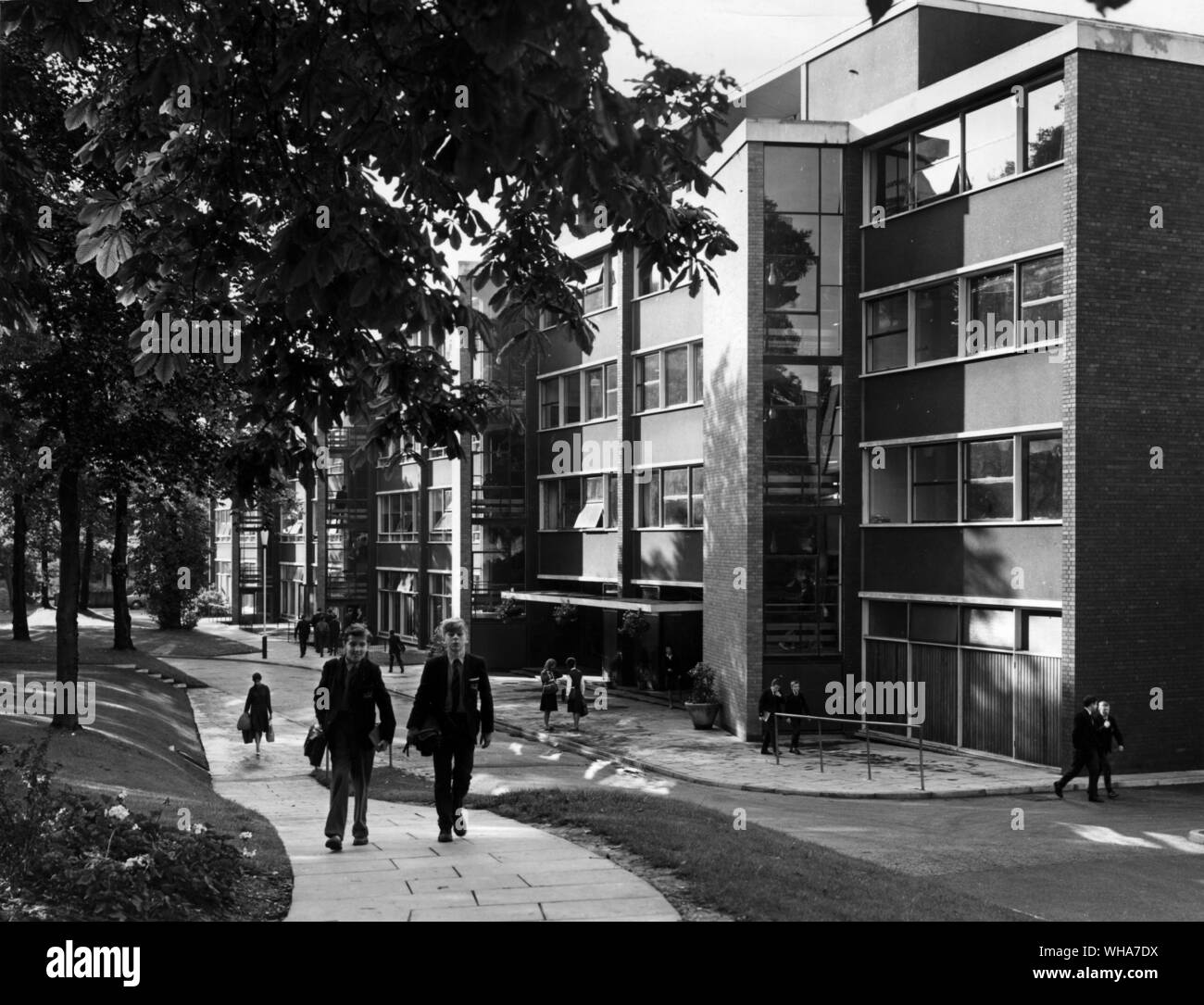 Holland Park Comprehensive School. Certains des bâtiments scolaires de l'entrée principale. Octobre 1961. Londres Banque D'Images