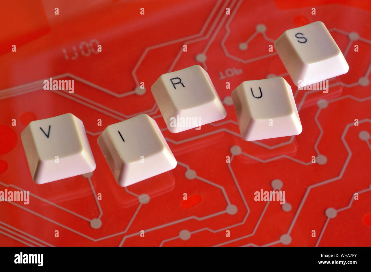 Touches du clavier forment le mot VIRUS sur circuit électrique rouge en arrière-plan. Banque D'Images
