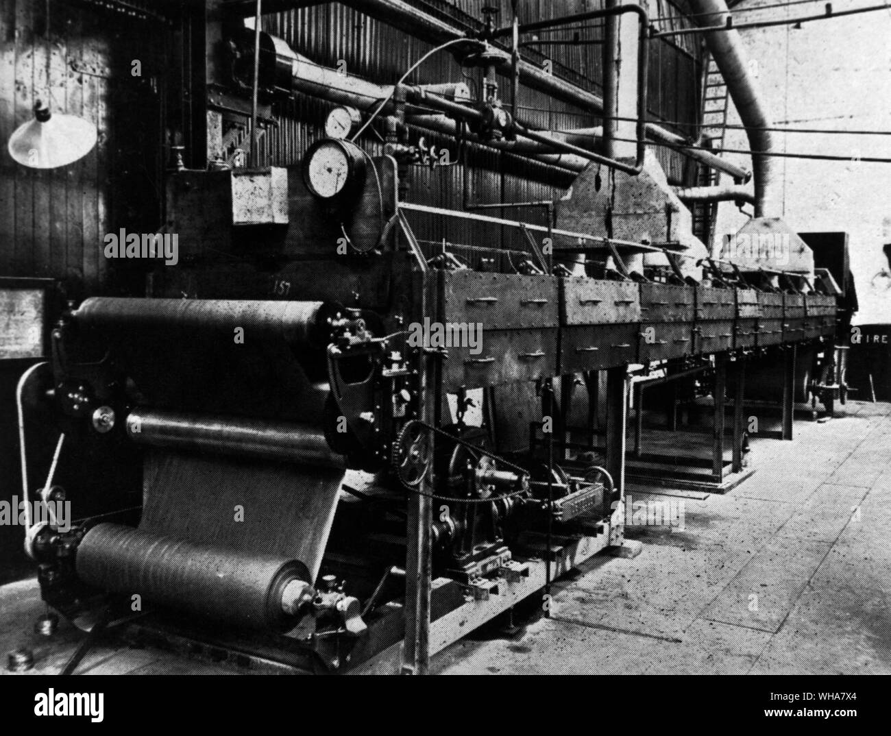 Xylonite bakélite Ltd. Production de lamellés en bakélite a commencé en 1927. C'était la première jamais installé et a été imprégnateur conçu pour traiter les rouleaux de papier jusqu'à 37 pouces et demi de large. Banque D'Images