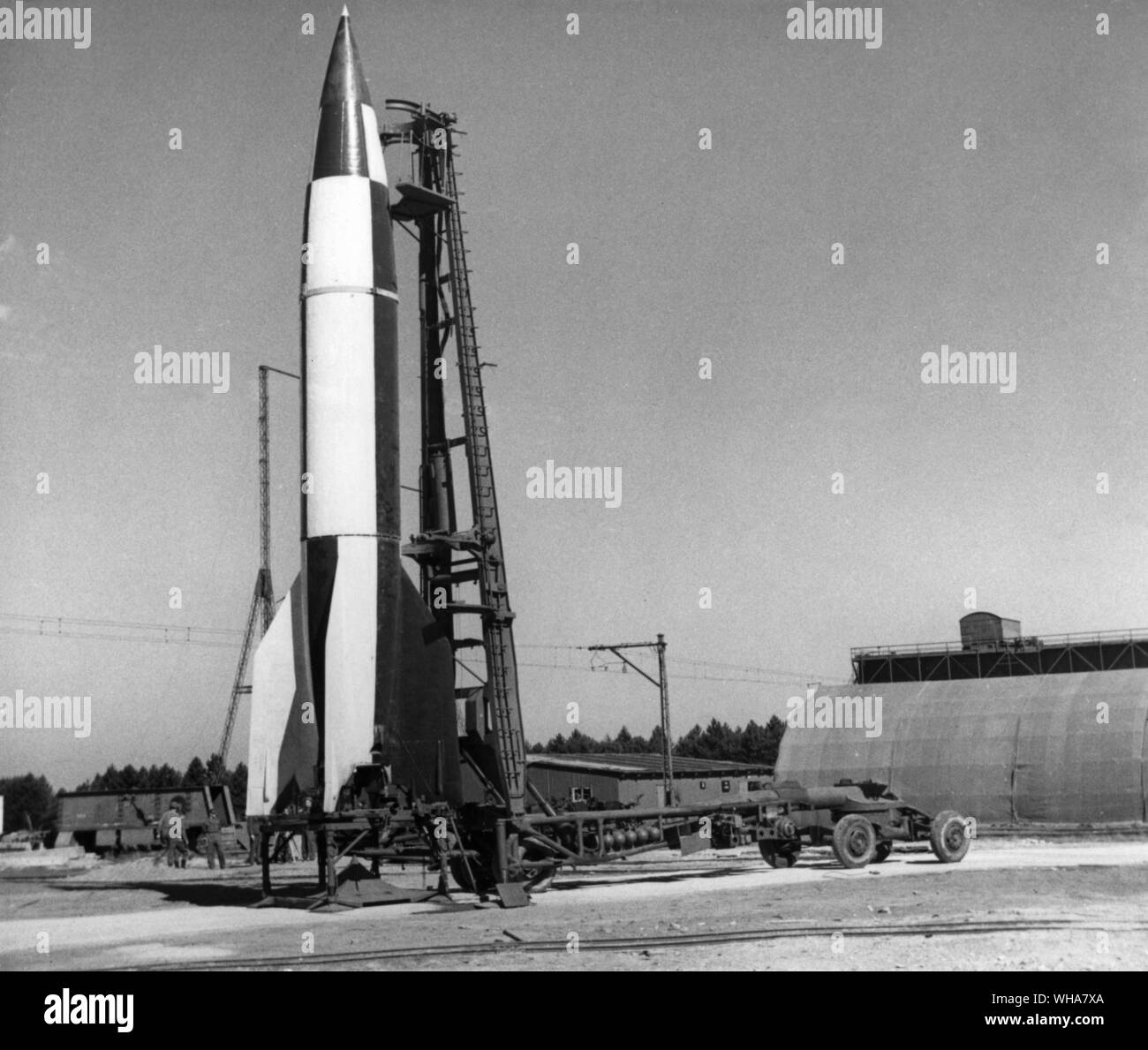 V2 rocket de l'équipement, vue générale de la fusée sur la table de tir, Meiler Wagon avec des plateformes en position de travail. 11 Septembre 1945 Banque D'Images