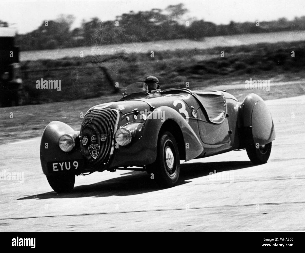 Deux places Peugeot participant à la course de voiture de route la plus rapide à Brooklands en mai 1939 Banque D'Images