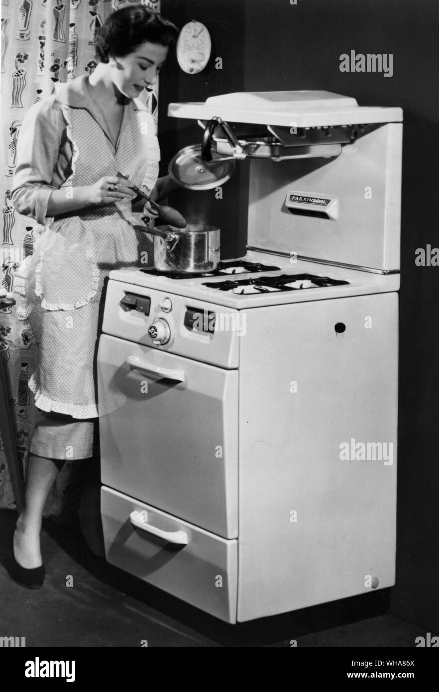 La cuisine femme sur une cuisinière à gaz Banque D'Images