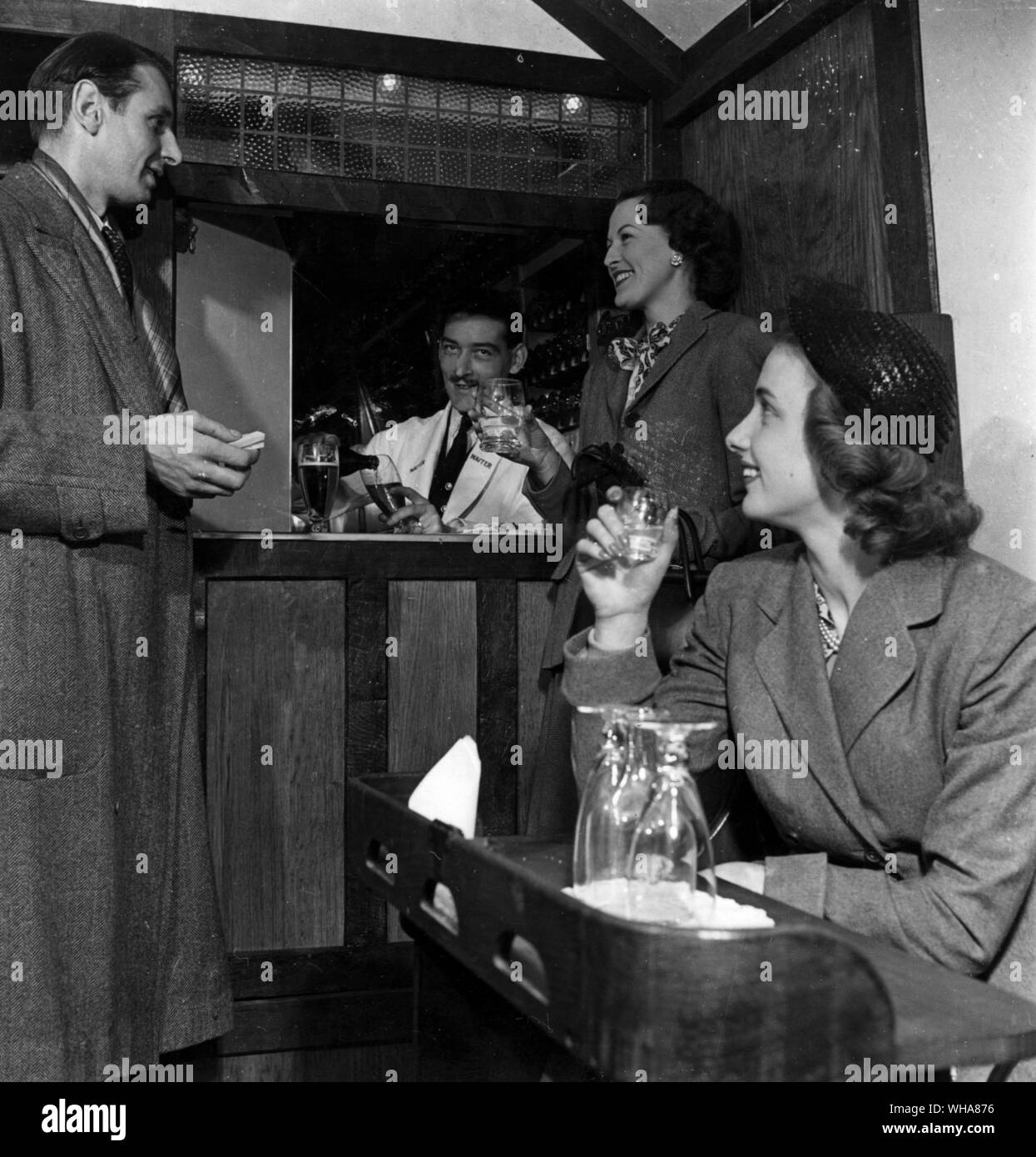 Train. Intérieur de la voiture de rafraîchissements. Une idée de faire une taverne chercher des rafraîchissements voitures. Poutres apparentes, murs blancs windows au plomb . 1949 Banque D'Images