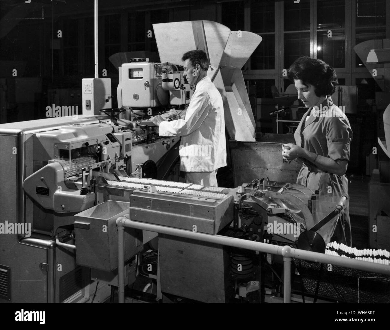 Ce produit machine à commande électronique 2000 cigarettes chaque minute. 8 Janvier 1965 Banque D'Images
