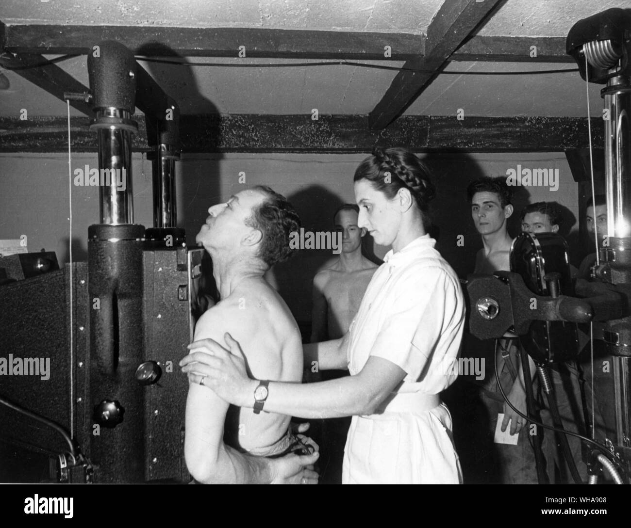 Pour l'Enquête sur la tuberculose à l'usine. Le sujet est placé en contre position écran fluorescent avec X ray tube derrière. X Ray est une carte d'identification dans une fente de la machine, à gauche. Le numéro est enregistré sur la poitrine photo. Banque D'Images