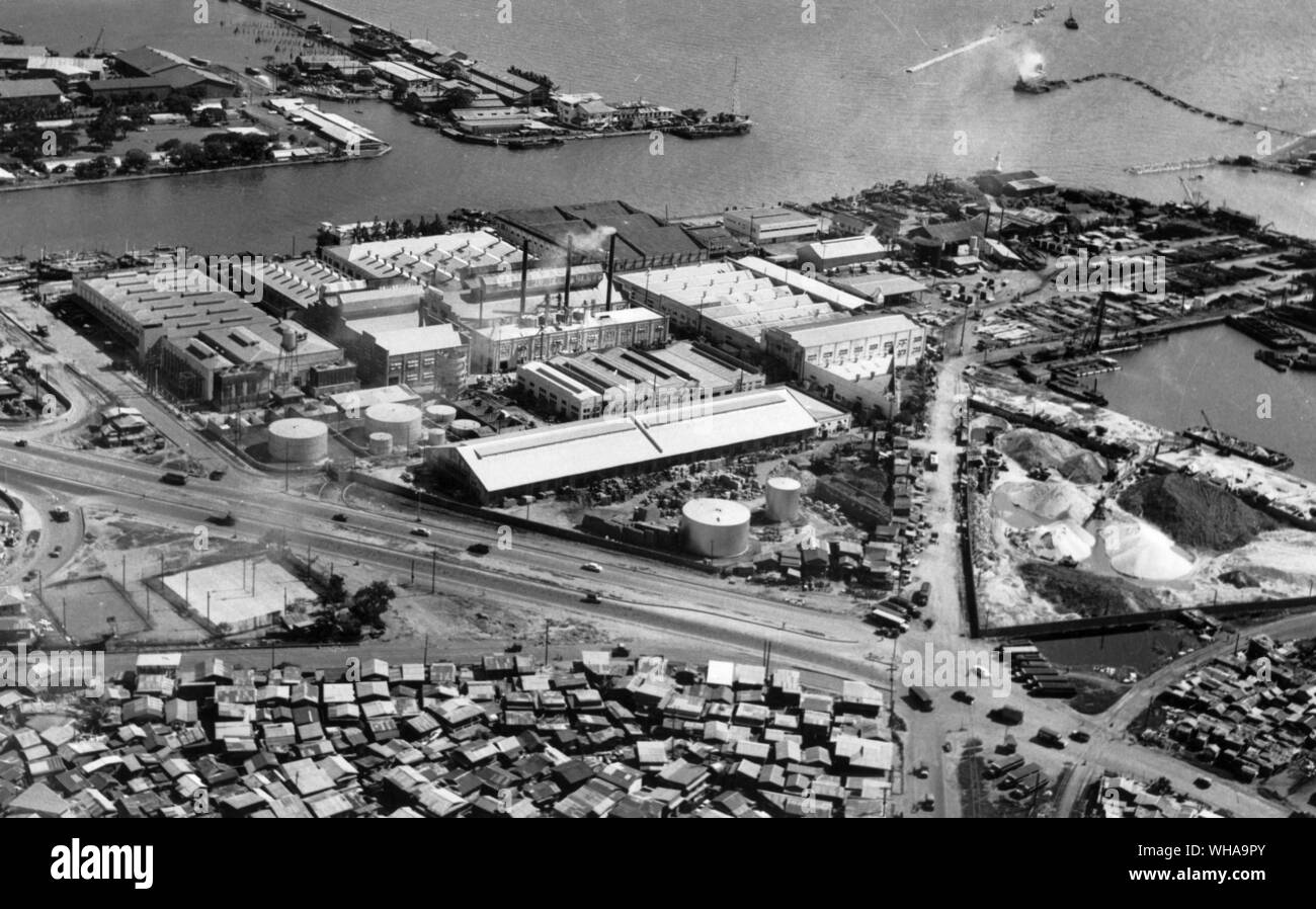 Philippines : Vue aérienne de San Miguel de l'usine de verre sur la partie nord de la ville de Manille. Banque D'Images