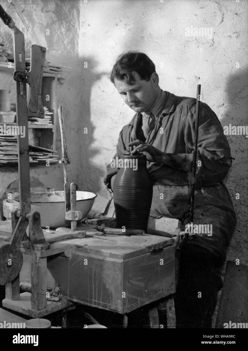Un potier au travail dans une poterie dans la ville de Ambleside Lake District surplombant le lac Windermere. 1953. . Banque D'Images Un potier au travail dans une poterie dans la ville de Ambleside Lake District surplombant le lac Windermere. 1953. . Banque D'Images