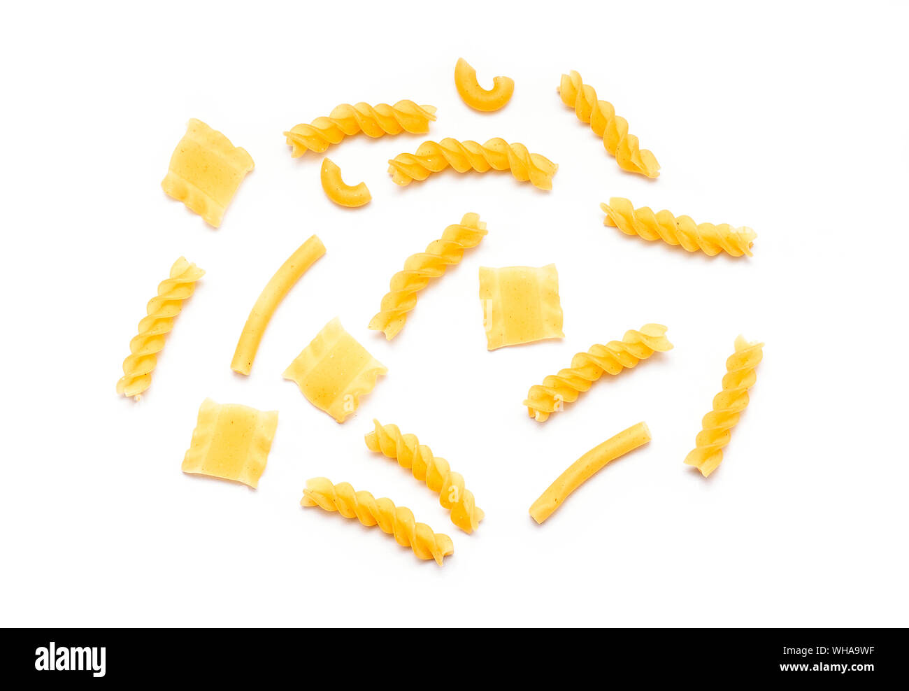 Les pâtes italiennes, pâtes italiennes brut isolé sur fond blanc Banque D'Images
