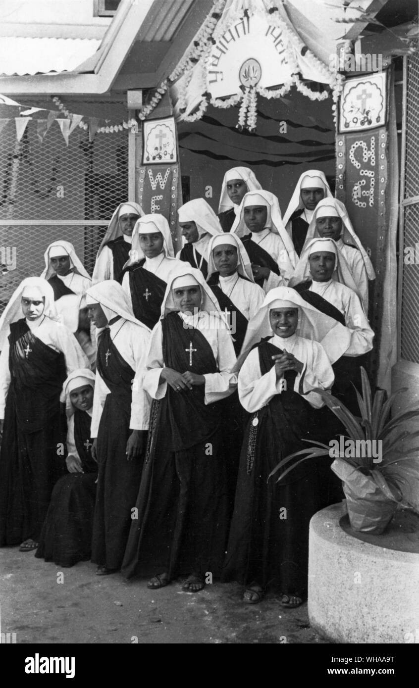 Un groupe de Sœurs indiennes de la congrégation religieuse indienne de petites filles de Saint François Xavier qui a été fondée en 1925 en territoire français. Les sœurs enseignent dans une école secondaire et dans les écoles primaires et d'une manière spéciale de donner des instructions aux femmes Banque D'Images