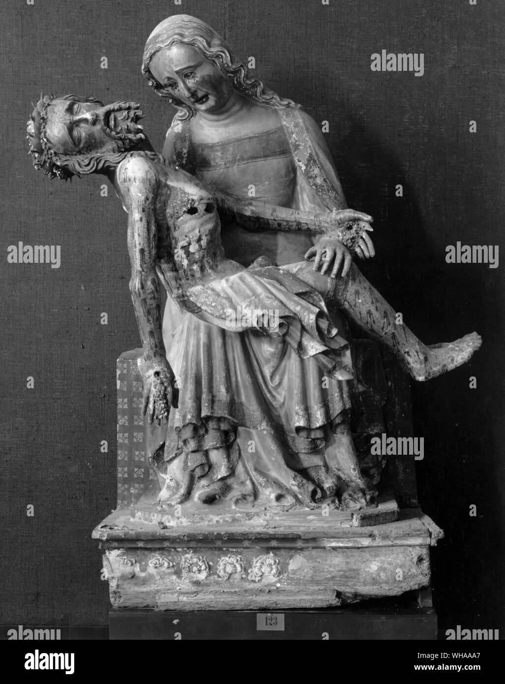Pieta c1360. De musée dans le cloître de la Collégiale. Fritzlar. La Vierge Marie tient le corps de Jésus Christ Banque D'Images