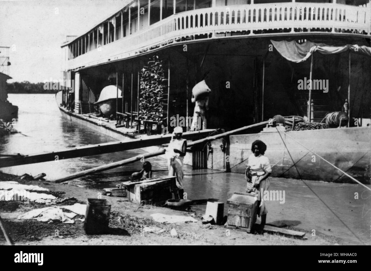Café de chargement sur un navire à vapeur de la rivière Columbia 1906 à Puerto Barno Banque D'Images