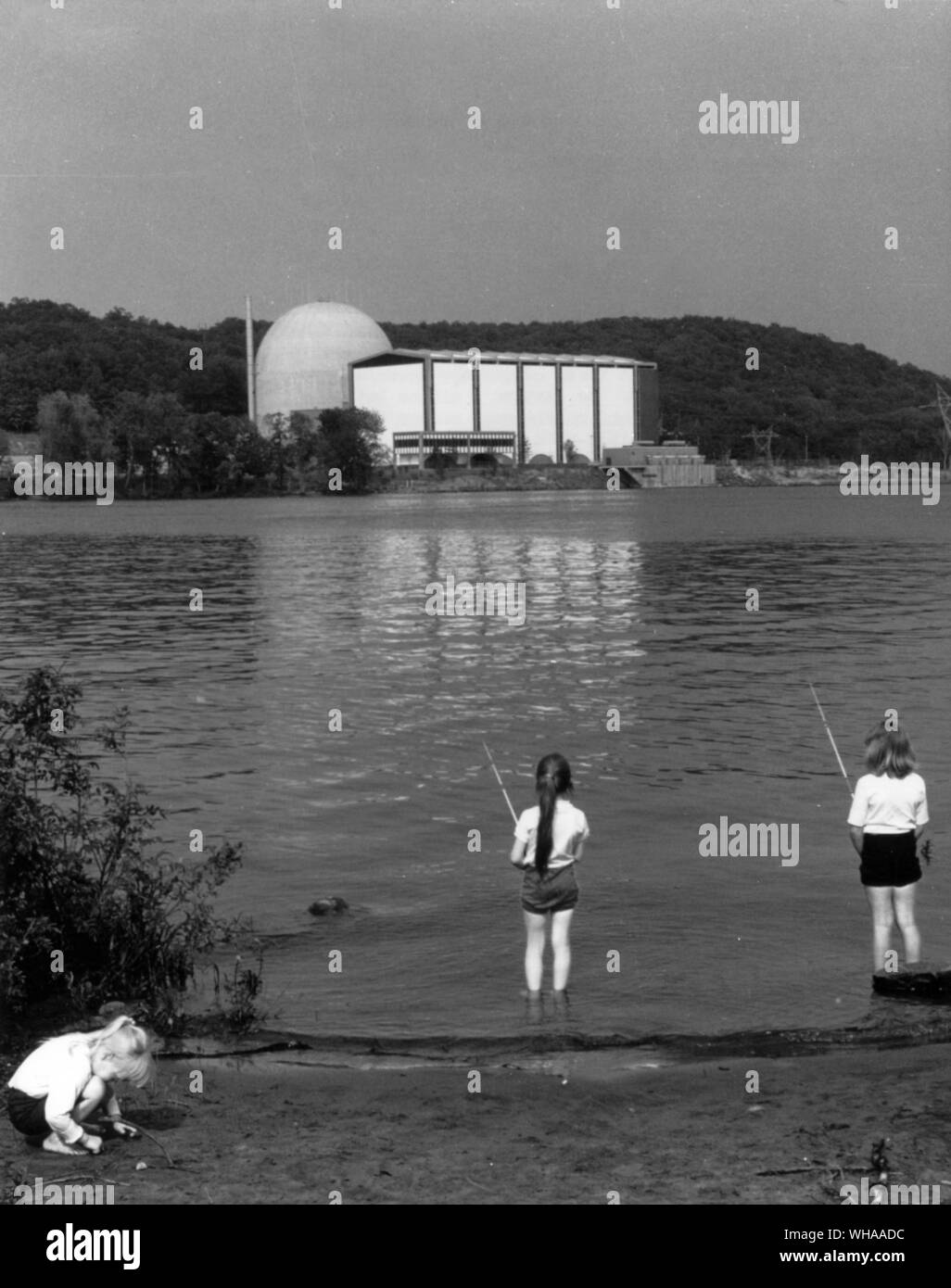 Haddam Neck, Conneticut. Le Conneticut Yankee Atomic Power Plant à Haddam Neck la plus grande centrale nucléaire commerciale d'exploitation aux États-Unis. Les 575 000 kilowatts électriques lancé commercialement en 1968 est exploité par le Yankee Atomic Power Company Conneticut.. Le bâtiment abritant le générateur est enveloppé dans des panneaux en aluminium formé à la verticale le taillage avec un fini émaillé porcelaine. Son toit en pente est recouvert de marbre blanc avec des hottes de ventilation oblongues brun métallique au-dessus du sommet en rangées parallèles. Ces deux couleurs sont rehaussées par blue Banque D'Images