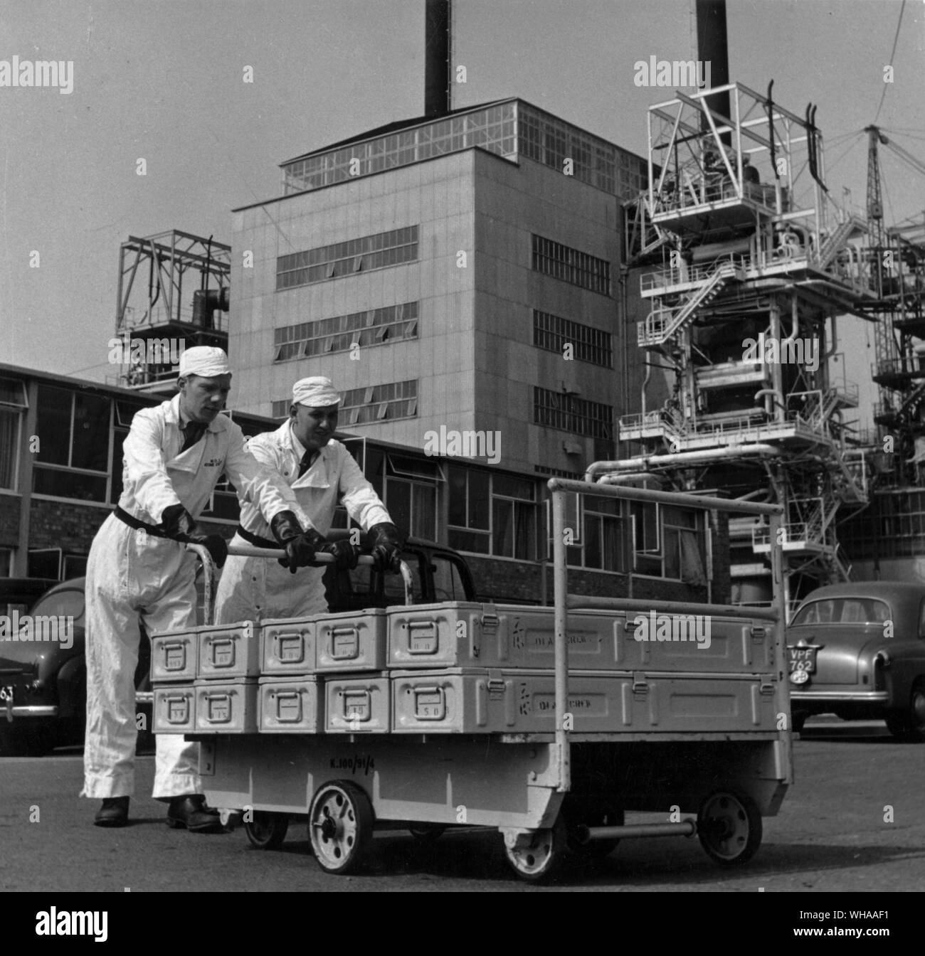 La première centrale électrique atomique Cumberland Calder Hall. Un camion transportant 10 boîtes d'éléments combustibles. Chaque boîte contient 3 éléments de combustible soit un total de 30 éléments de combustible, l'uranium total charge à environ 840 livres, cette quantité devrait libérer une quantité de chaleur équivalent à au moins 8 400 000 kg de charbon. Il y a environ 10 000 éléments dans une charge de carburant pour les réacteurs de Calder Hall. Dans l'arrière-plan peut être vu l'absence presque complète de la réacteur 2 Calder Hall, une centrale électrique. 22 août 1956 Banque D'Images