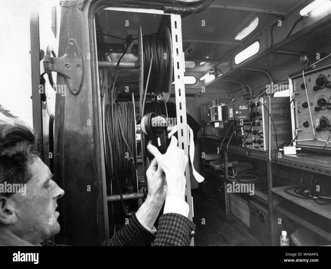 L'écoute de la Sonic Boom à l'extérieur de l'usine d'avions Bristol près de Bristol. 15 juillet 1967 Banque D'Images