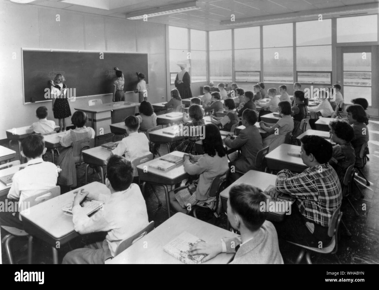 Les enfants suivent les cours dans le nouveau tout en acier l'une mère forte ? L'école primaire construite par les soeurs de la charité pour 366 000 $. La principale caractéristique est l'école de murs sandwich en acier moins de 3 pouces d'épaisseur pour résister aux ouragans, tremblements de terre et le froid Banque D'Images