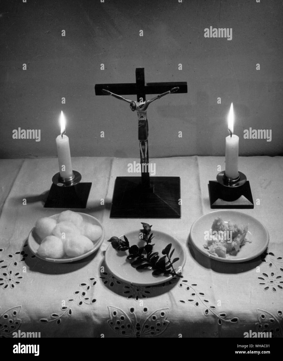 L'Onction des malades. L'infirmerie préparés avec des crucifix, 2 bougies certains l'eau bénite un brin de six pièces d'arbuste de la ouate pour l'essuyage, l'huile et du pain pour le nettoyage les prêtres les doigts. Banque D'Images L'Onction des malades. L'infirmerie préparés avec des crucifix, 2 bougies certains l'eau bénite un brin de six pièces d'arbuste de la ouate pour l'essuyage, l'huile et du pain pour le nettoyage les prêtres les doigts. Banque D'Images