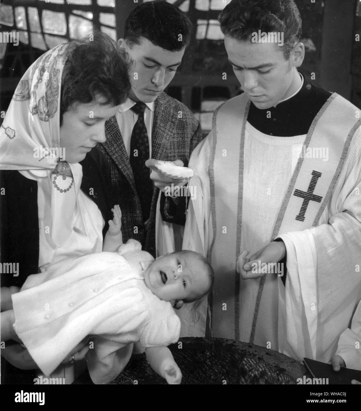 L'étole est usé lorsqu'un prêtre exerce une fonction sacerdotale, au Baptême Banque D'Images