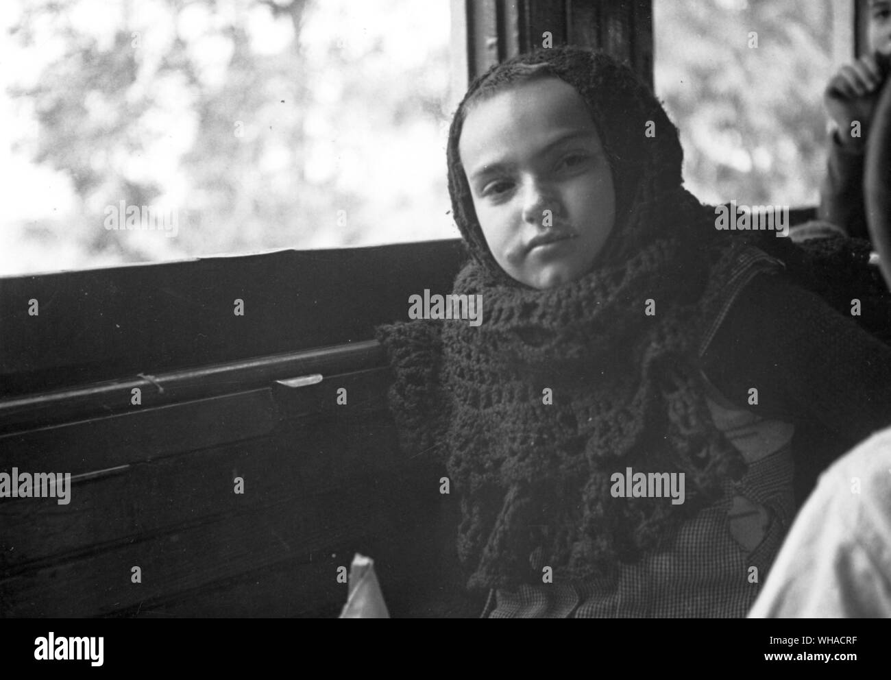 L'un des enfants de Téhéran, 17 février 1943 Le châle de laine est-il seulement souvenir de sa mère assassinée par les Nazis Banque D'Images