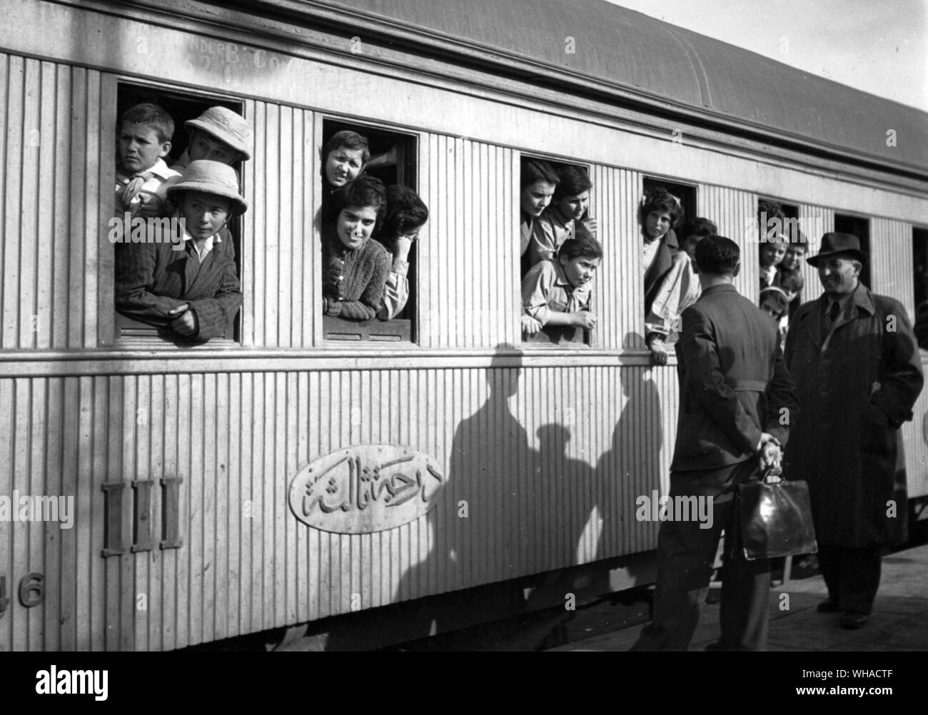 Les enfants atteignent la Palestine juive polonaise le 17 février 1943 après leur voyage à travers la Russie, la Perse et l'Océan Indien Banque D'Images