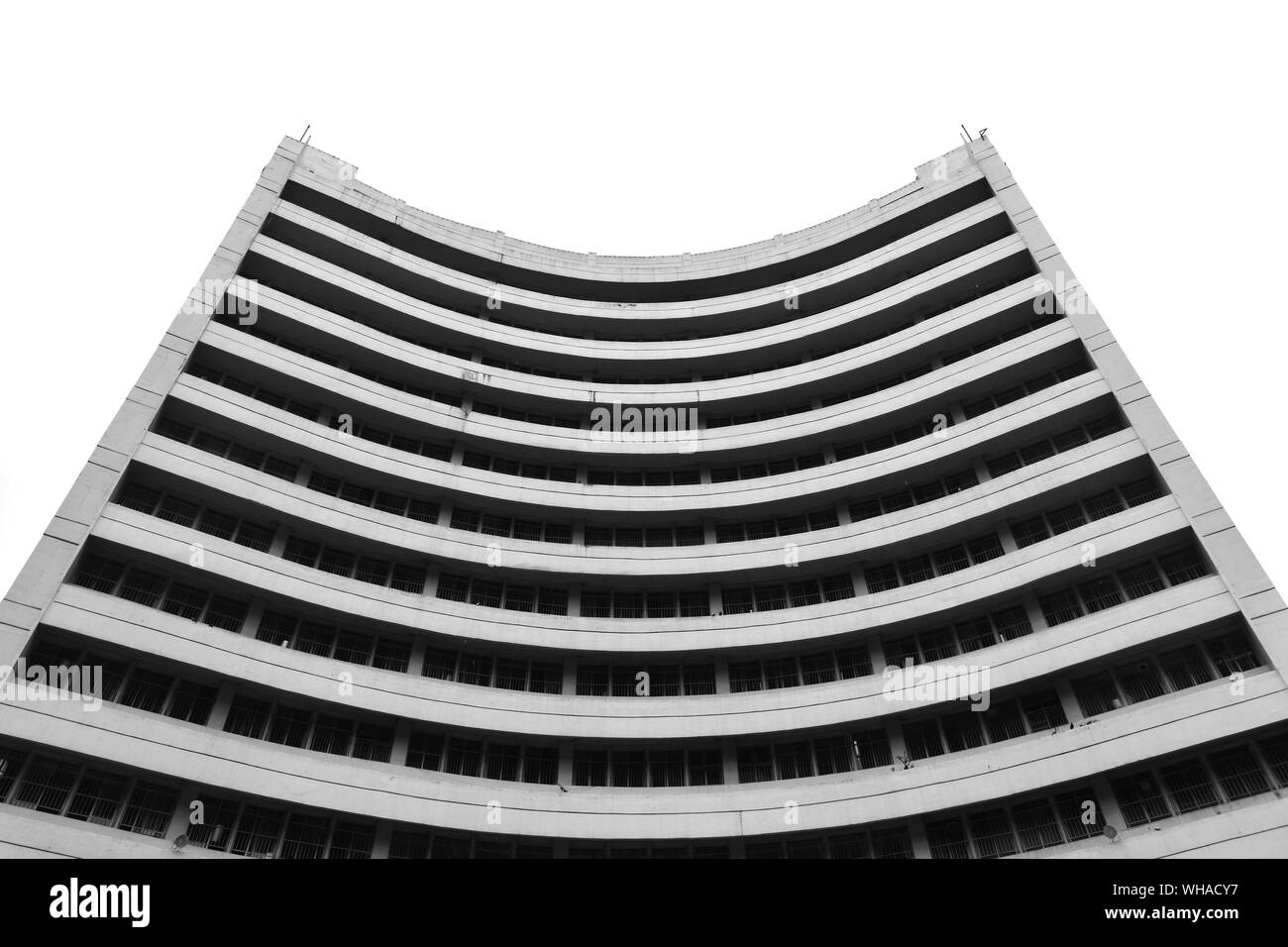 La perspective et l'angle de vue de dessous vieux bâtiment abandonné. abstract et vintage photo en noir et blanc. Banque D'Images