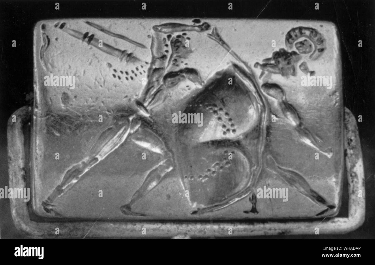 Les guerriers combattre sur un sceau d'or de la tombe inférieure Cercle. Mycènes xvie s. av. J.-C. Banque D'Images