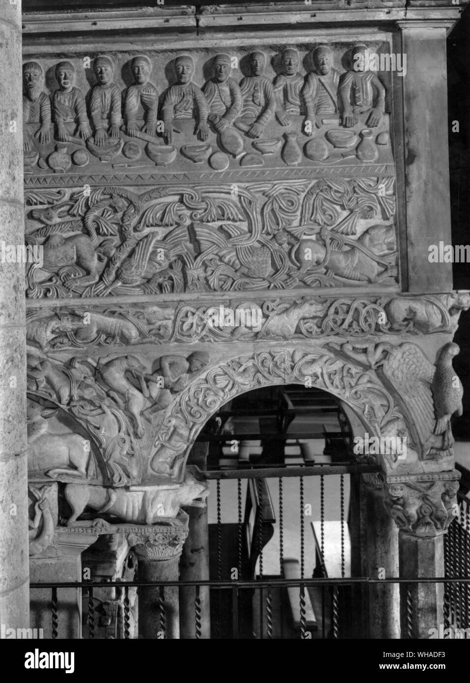 L'amour chrétien fête secours sculpté derrière la chaire. 9e siècle. Milan San Ambrogio Banque D'Images