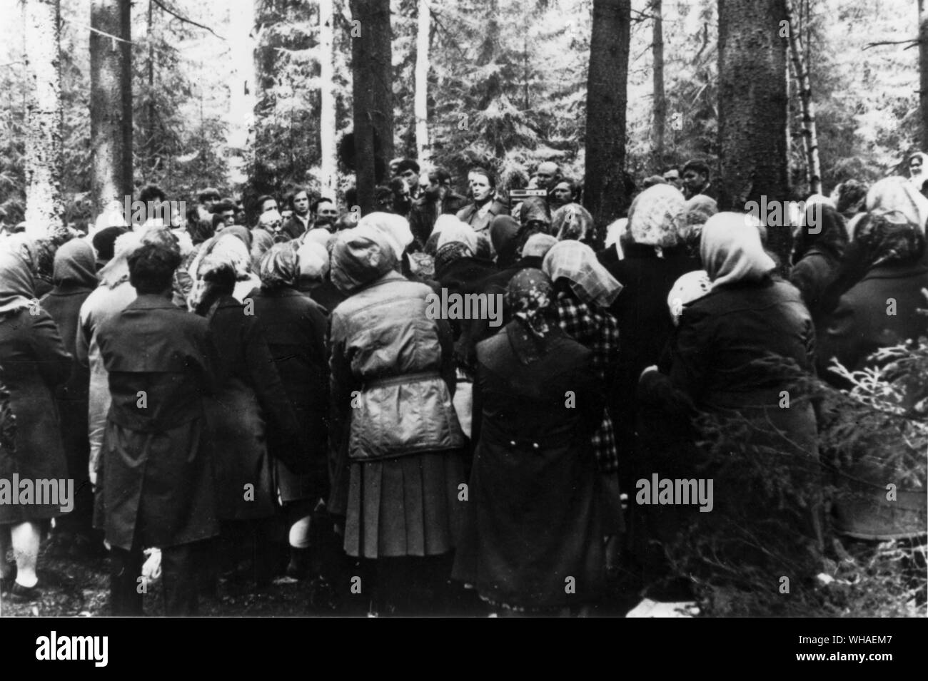 Les persécutions religieuses chrétiennes et juives est une caractéristique courante de la vie soviétique sous la règle du KGB. Ici, l'Église pentecôtiste de Moscou est titulaire d'une réunion de prière dans les profondeurs de la forêt à l'aide de la musique à partir d'un magnétophone. Banque D'Images