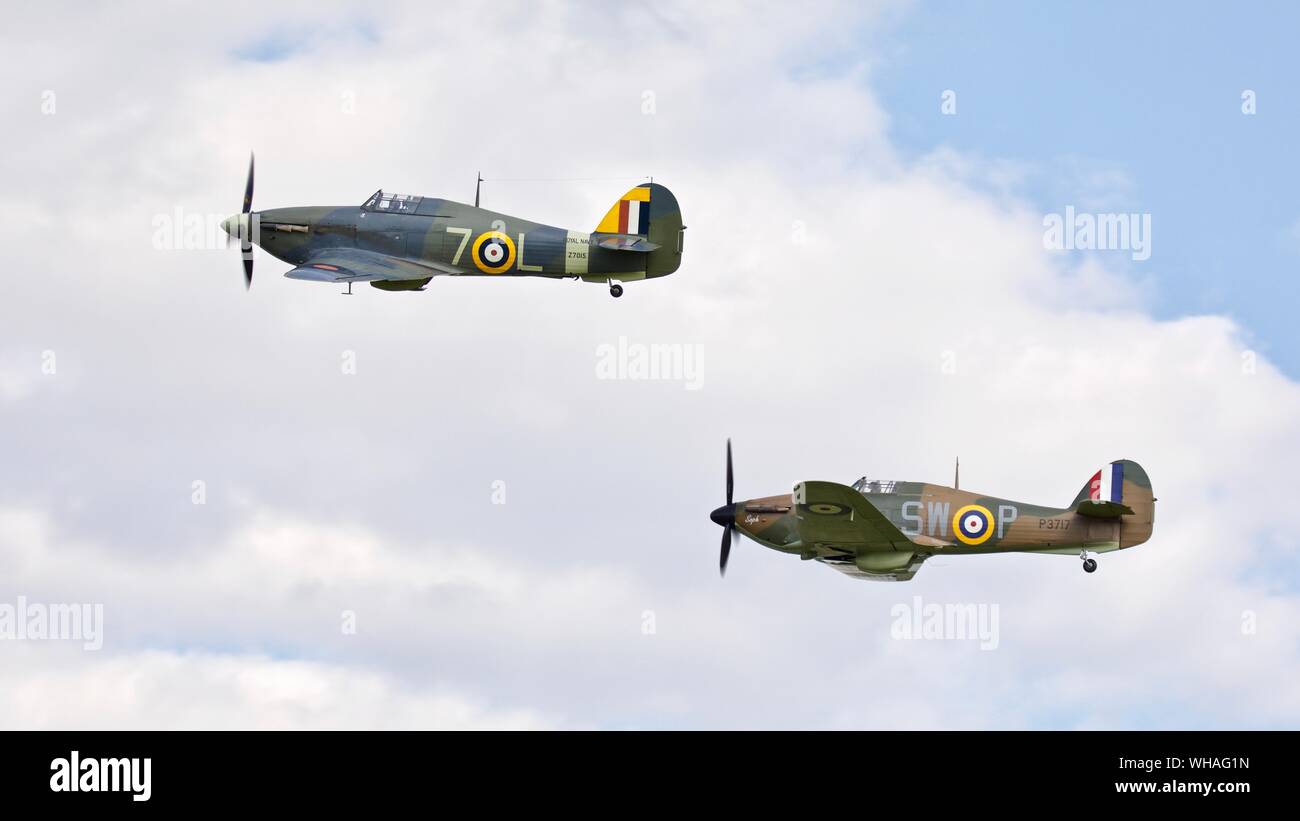 Hawker Hurricane Mk. Je 'P3717 Complet deux pièces en charmeuase' (G-HITT) et Hawker Sea Hurricane Mk IB (G-BKTH) volant en formation à l'aéronautique militaire Shuttleworth 2019 Banque D'Images