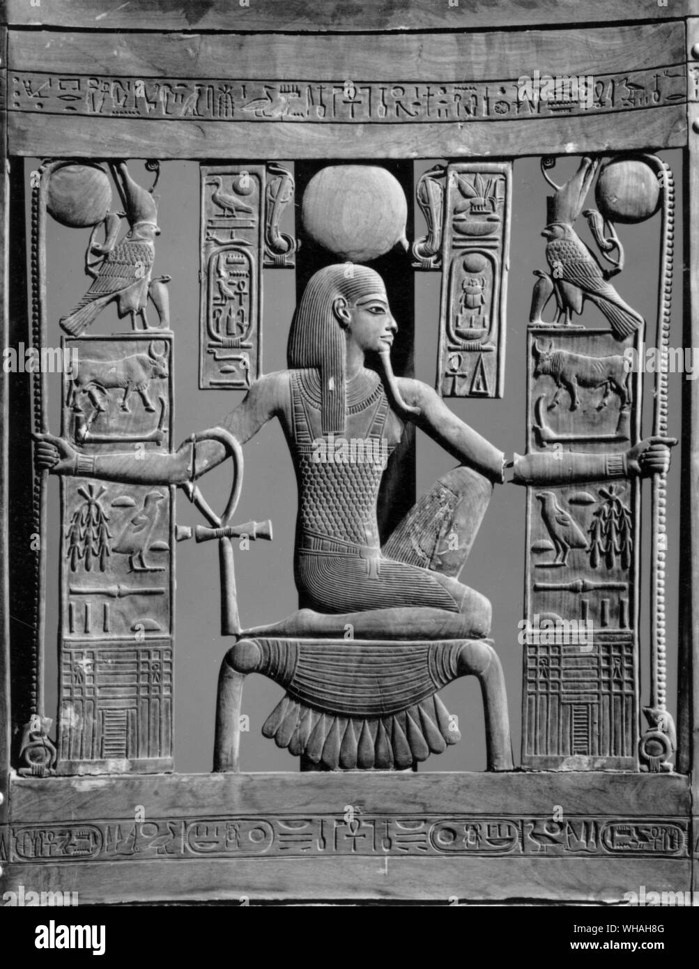 Arrière de la chaise en bois contenant un groupe de travail ouvert avec une figure du dieu Heh partiellement guilded xviiième dynastie Banque D'Images