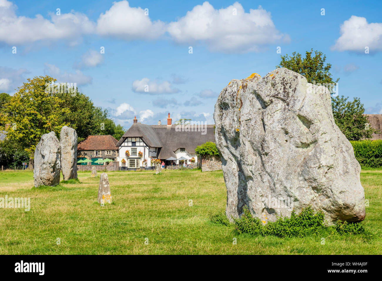 Avebury Stone Circle avec le Red Lion pub juste à l'extérieur du cercle de pierre Avebury Wiltshire England UK GO Europe Banque D'Images